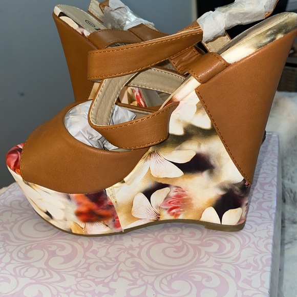 Floral Wedge Sandals - Picture 3 of 4